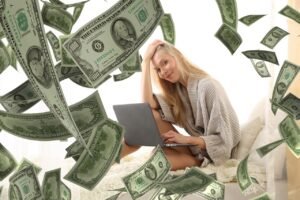 Super Affiliate Techniques - s-a-t.com - woman with lots of cash around her